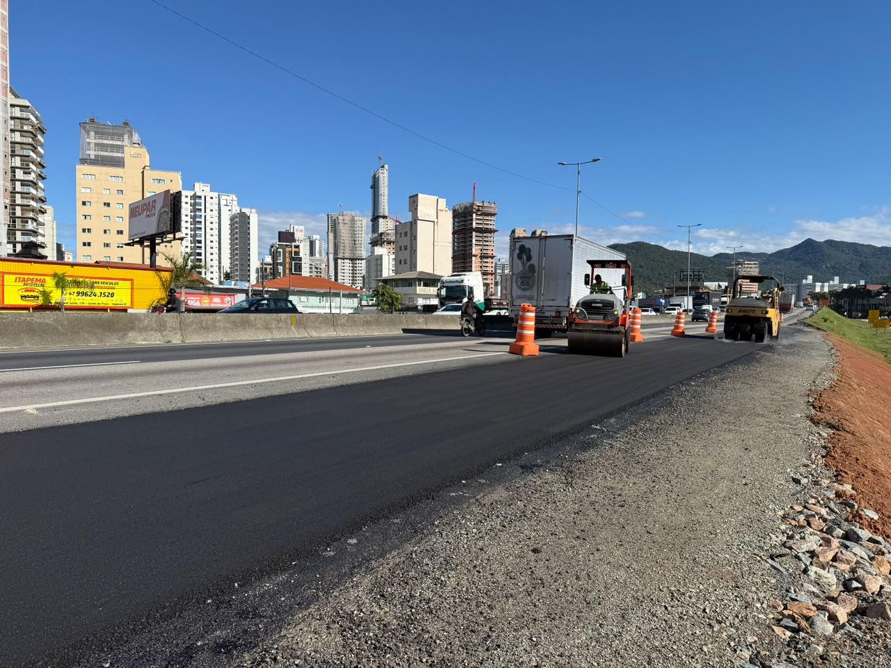 Nova alça de incorporação na BR-101 entra na fase de pavimentação e avança para melhorar acesso à rodovia em Itapema