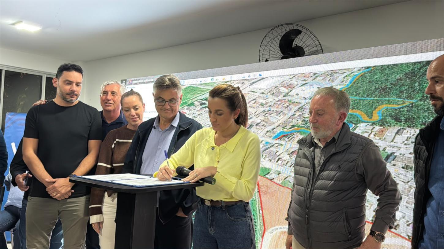 Ordens de serviço para desassoreamento do Rio das Ostras são assinadas em reunião comunitária na Barra