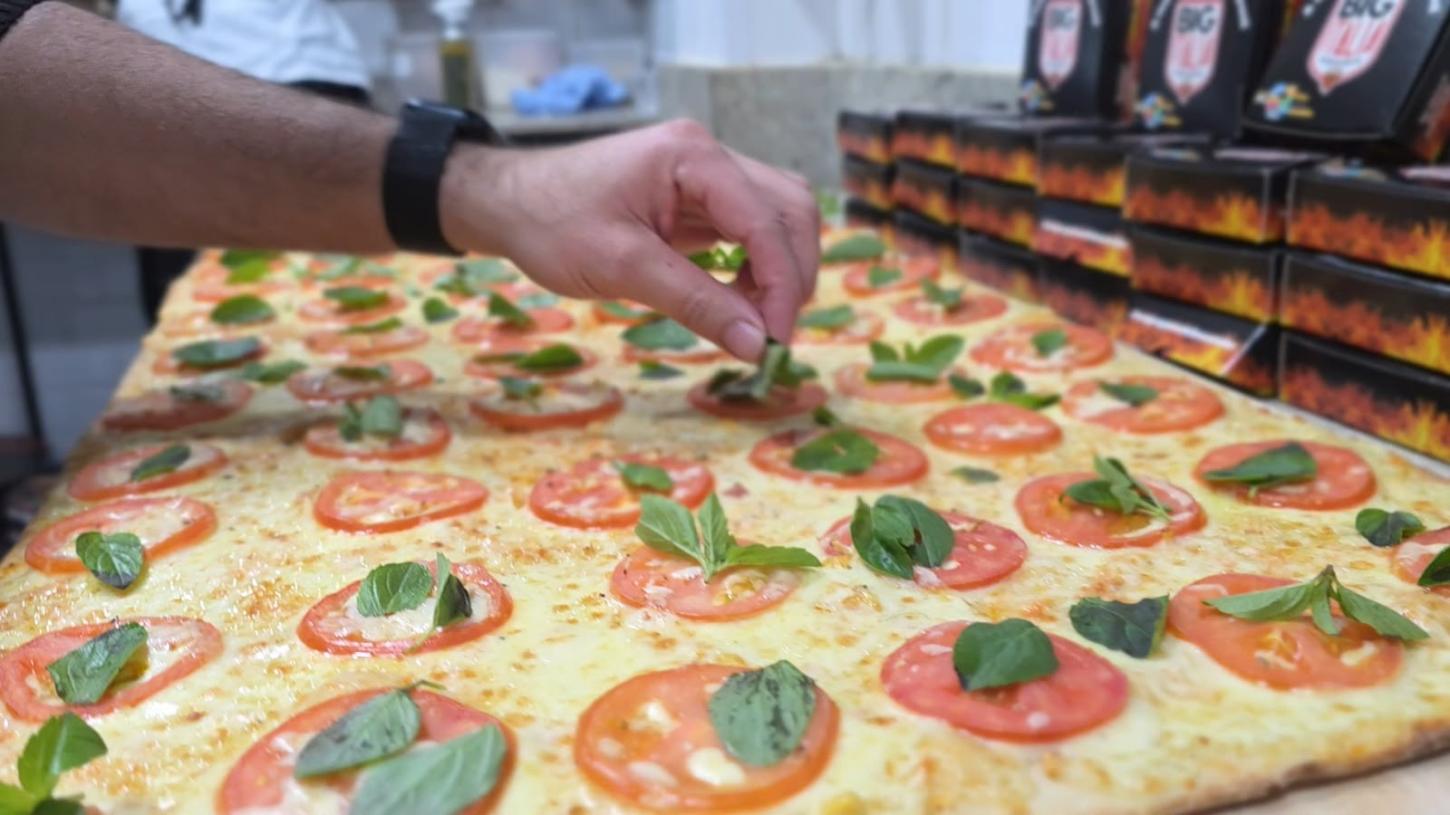 Pizza de 162 metros será servida ao público nesta sexta-feira em Balneário Camboriú