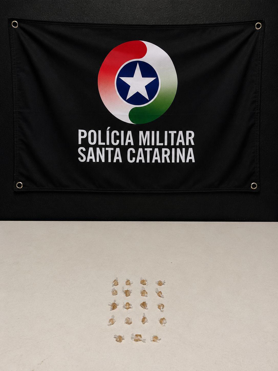 PM prende homem por tráfico de drogas e desobediência em Itajaí