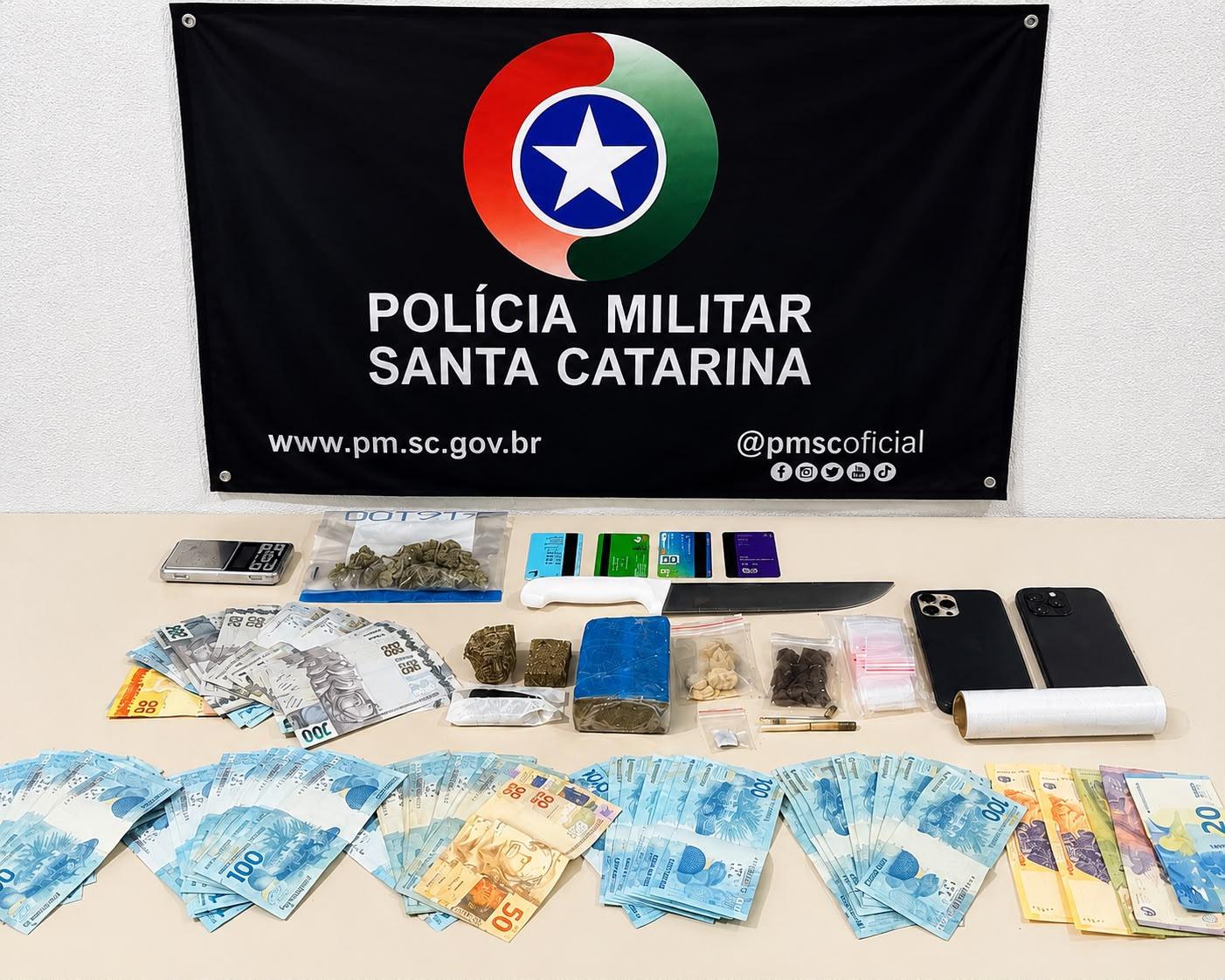 Polícia Militar apreende drogas, dinheiro e prende motorista por tráfico e direção sob efeito de drogas em Bombinhas