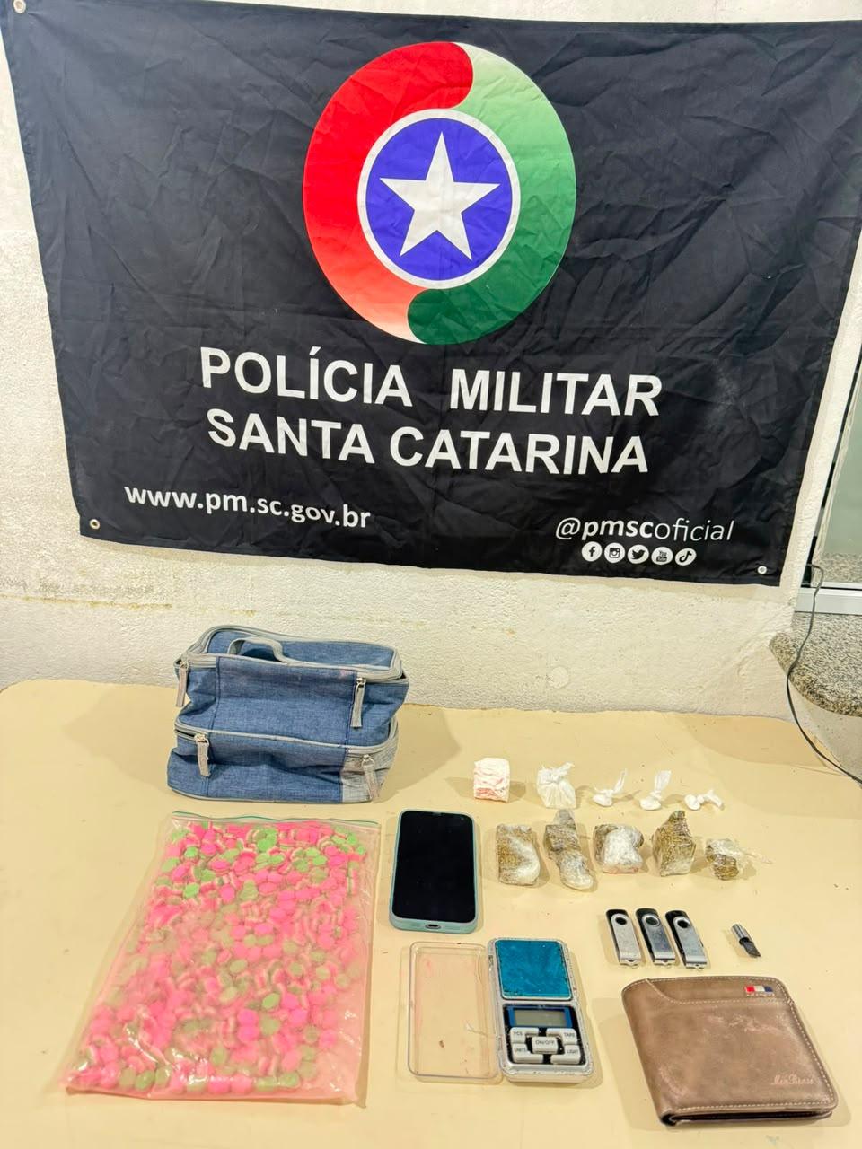 Polícia Militar apreende drogas e mais de 600 comprimidos de ecstasy durante ação em Porto Belo e Tijucas