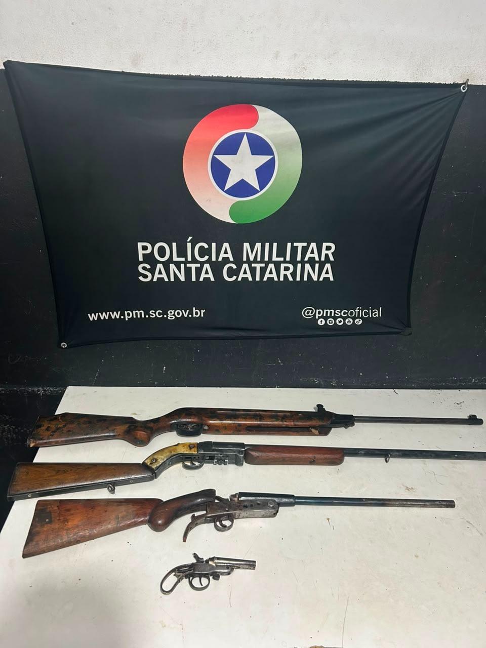 Polícia Militar apreende quatro armas de fogo durante cumprimento de mandado de prisão no bairro Campeche