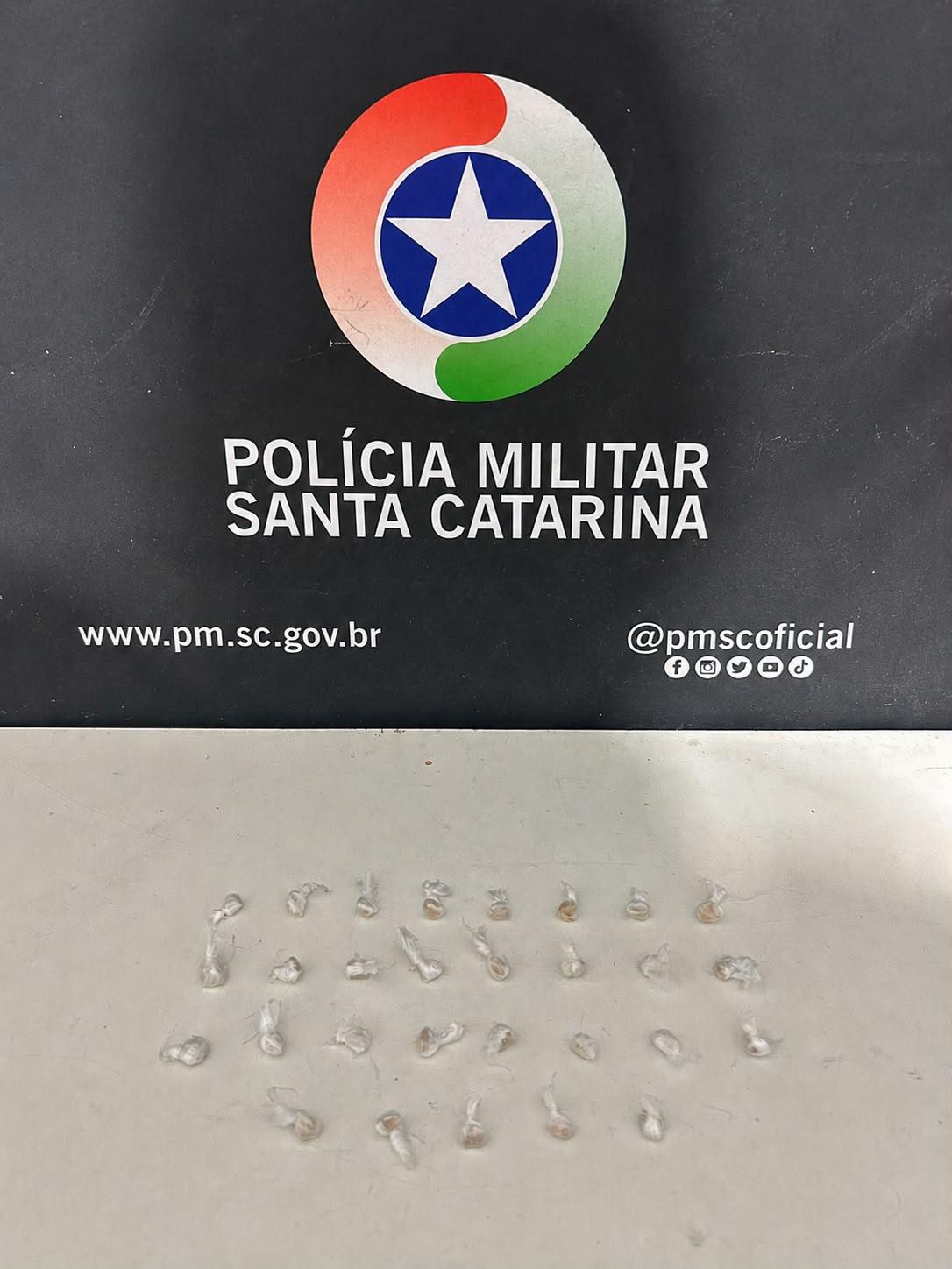 Polícia Militar prende dois homens por tráfico de drogas em Itajaí