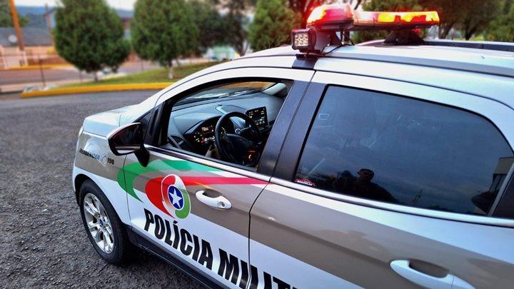 Polícia Militar prende foragido da Justiça por homicídios após tentativa de uso de identidade falsa em Itapema