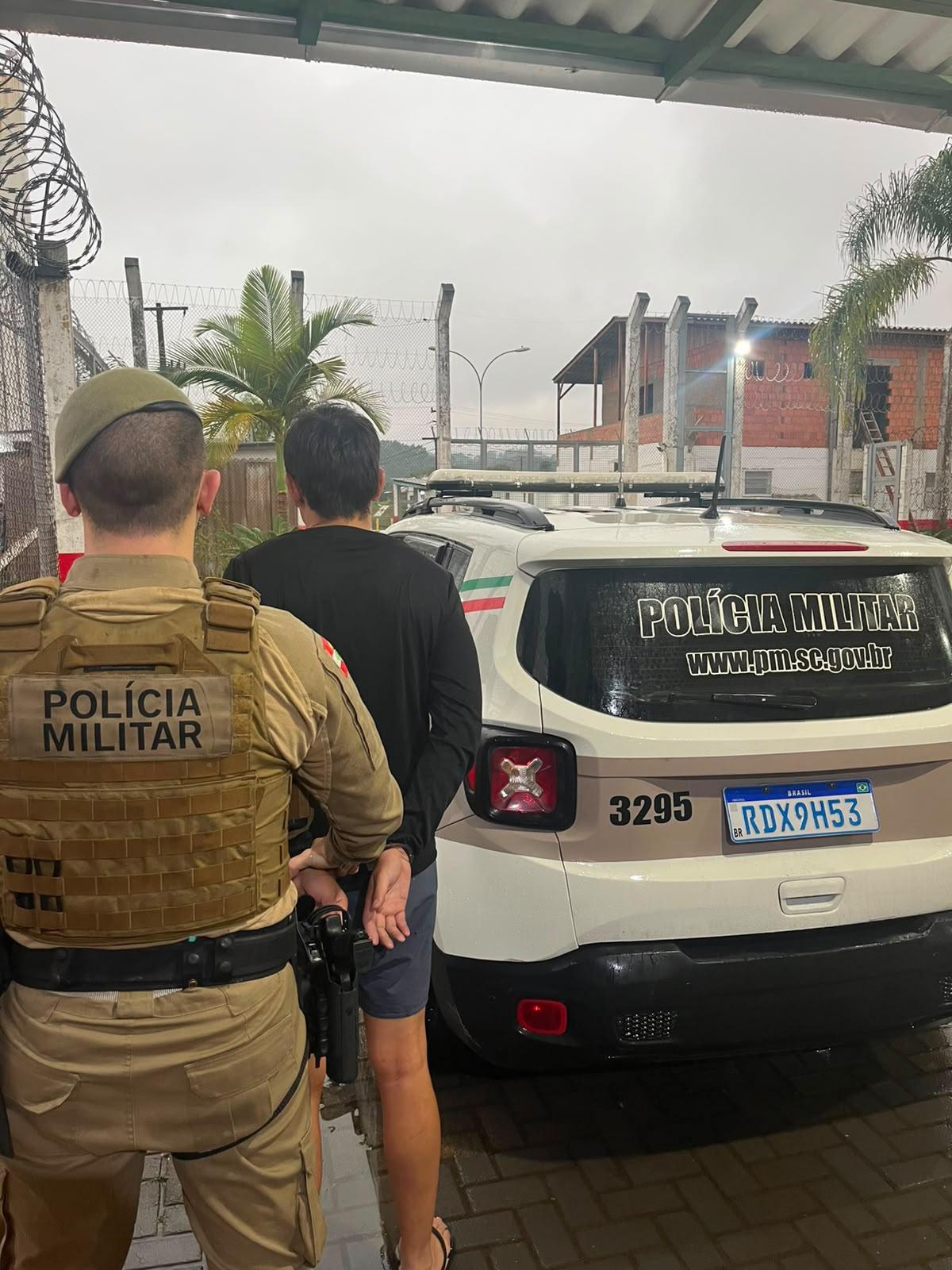 Polícia Militar prende homem com mandado de prisão pelos crimes de tortura, violência psicológica contra mulher e maus tratos contra três crianças