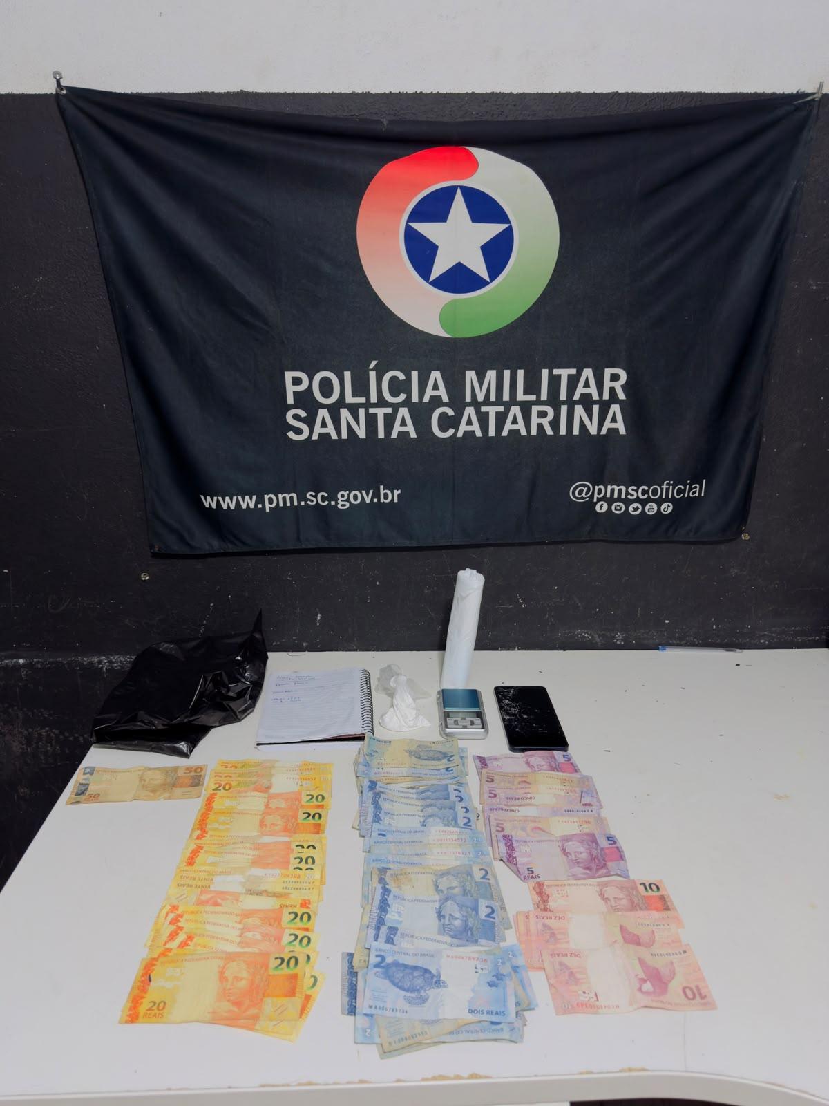 Polícia Militar prende homem por tráfico de drogas em conveniência - Polícia Militar prende indivíduo por tráfico de drogas no bairro Cordeiros