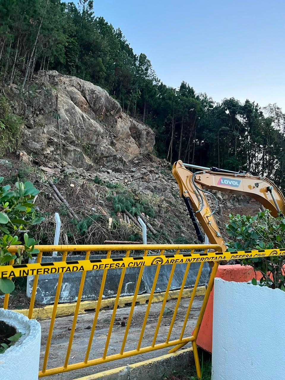 Obras emergenciais de contenção da encosta da Rua Indonésia