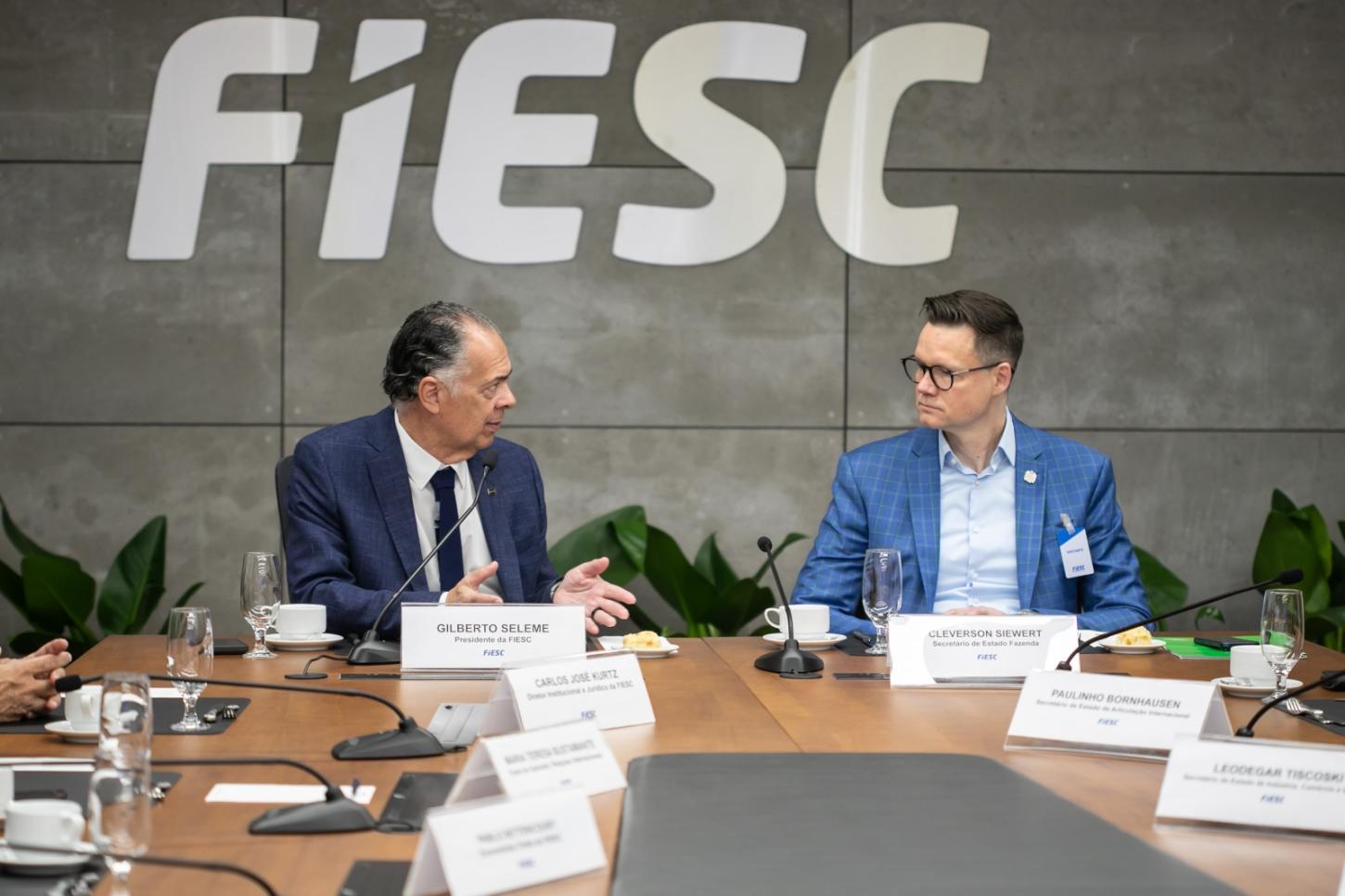 Presidente da FIESC, Gilberto Seleme, e secretário da Fazenda, Cleverson Siewert. (Foto: Filipe Scotti).