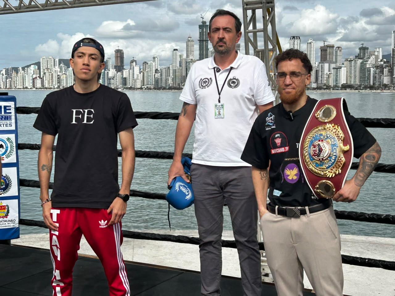 João Peters Júnior (Jota), presidente da Federação Catarinense de Boxe (Fecaboxe) entre os lutadores (Foto Renata Rutes)