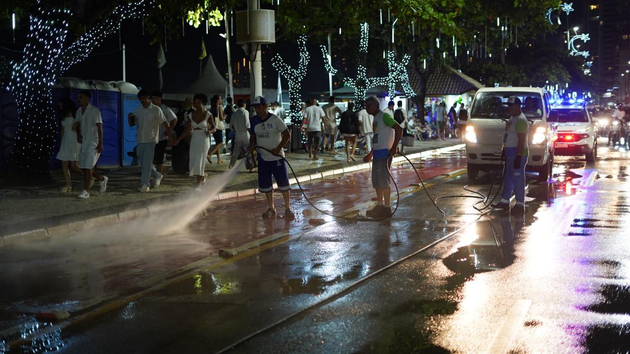 Operação de limpeza após show de Alexandre Pires