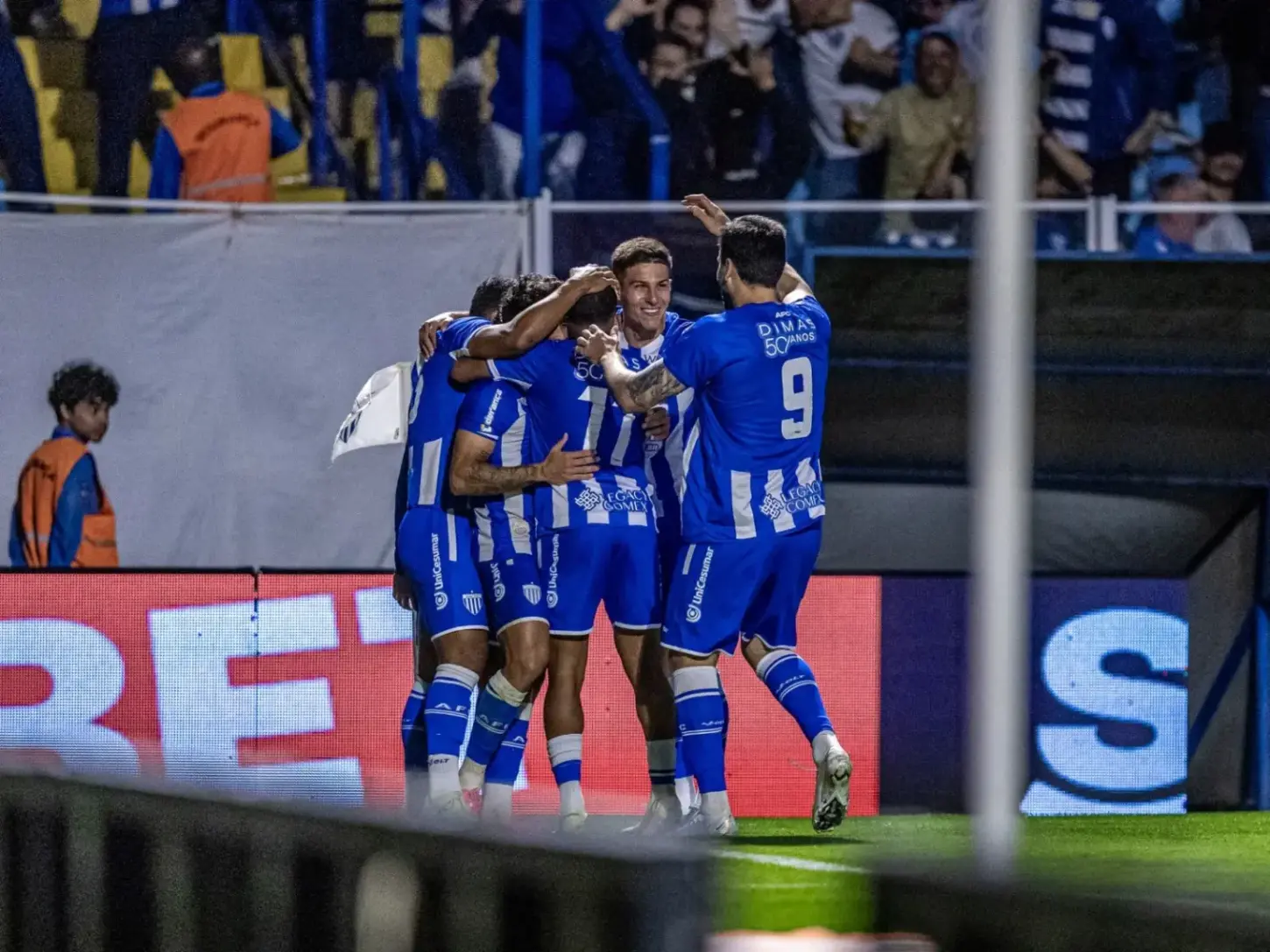 Leoninos vencem com gols durante reta final (Foto: Fabiano Rateke - Avaí F.C.)