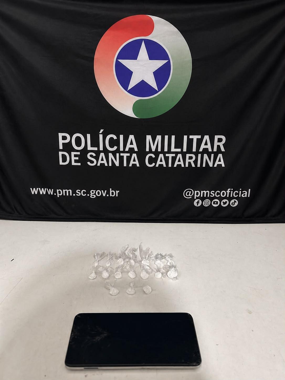 Mulher é presa por tráfico de drogas no bairro Cordeiros