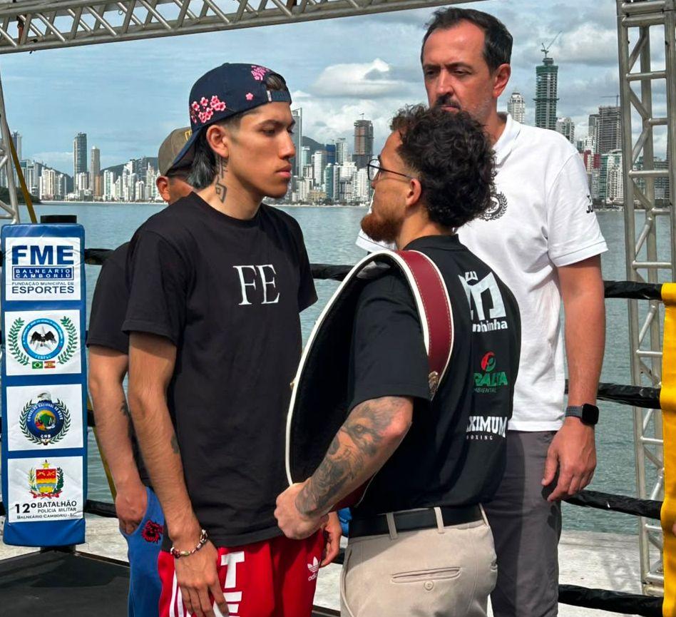 Primeira encarada e encontro de Manchinha (direita) e Flores, brasileiro e mexicano que disputam o cinturão no domingo (26) no molhe do Pontal Norte de Balneário Camboriú. (Foto Renata Rutes)