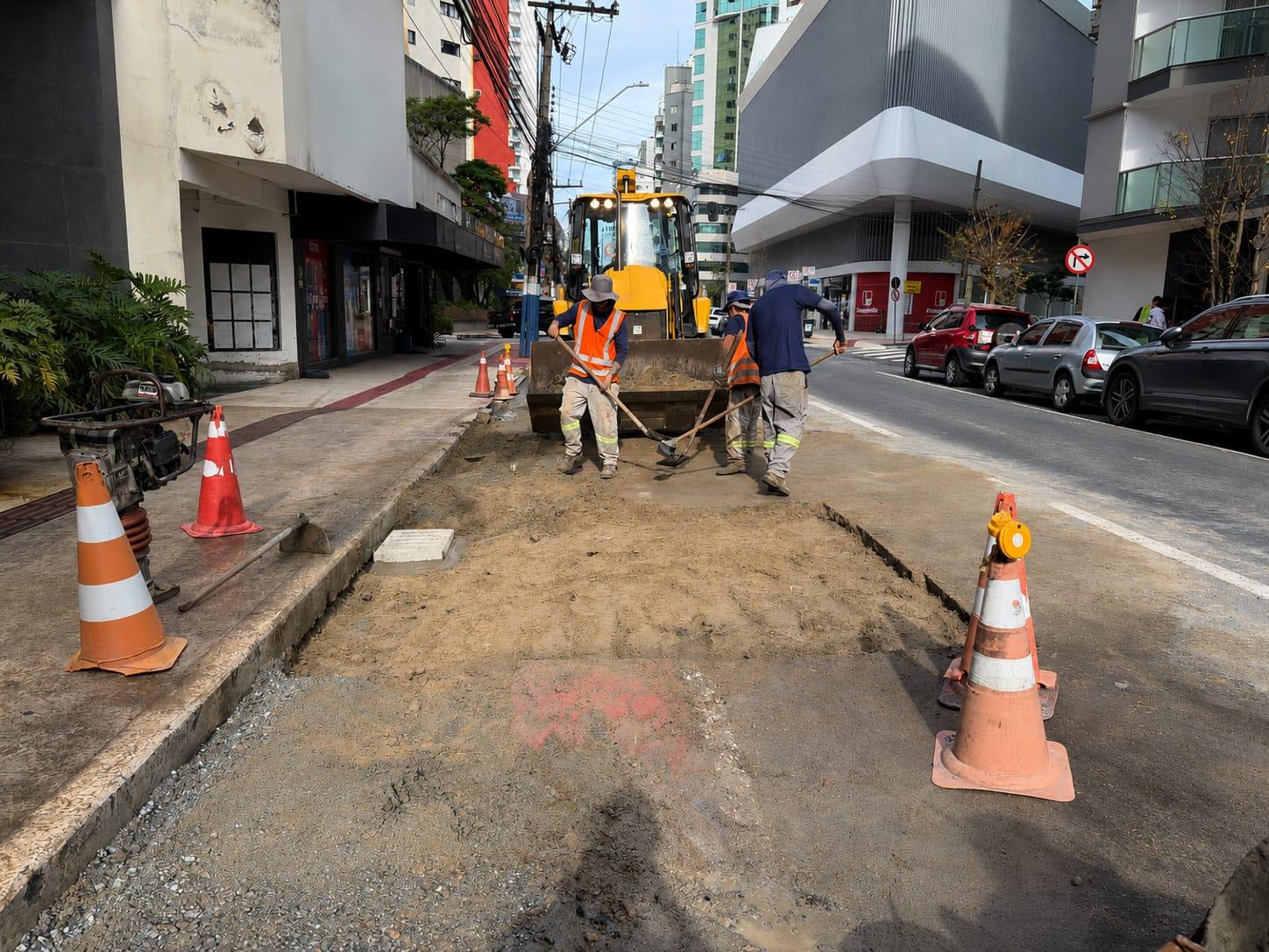Praia 100% Limpa: redes auxiliares avançam na Avenida Brasil