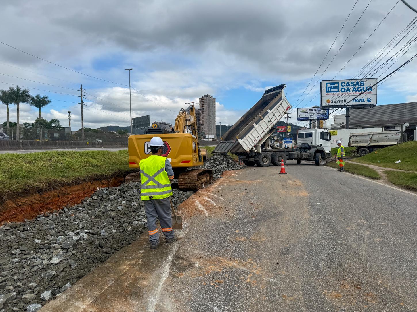 Prefeitura de Balneário Camboriú inicia obras na Marginal Leste da BR-101 para inversão das alças de acesso