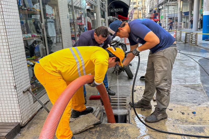 Prefeitura realiza limpeza e manutenção do sistema de drenagem da região do Calçadão da Central