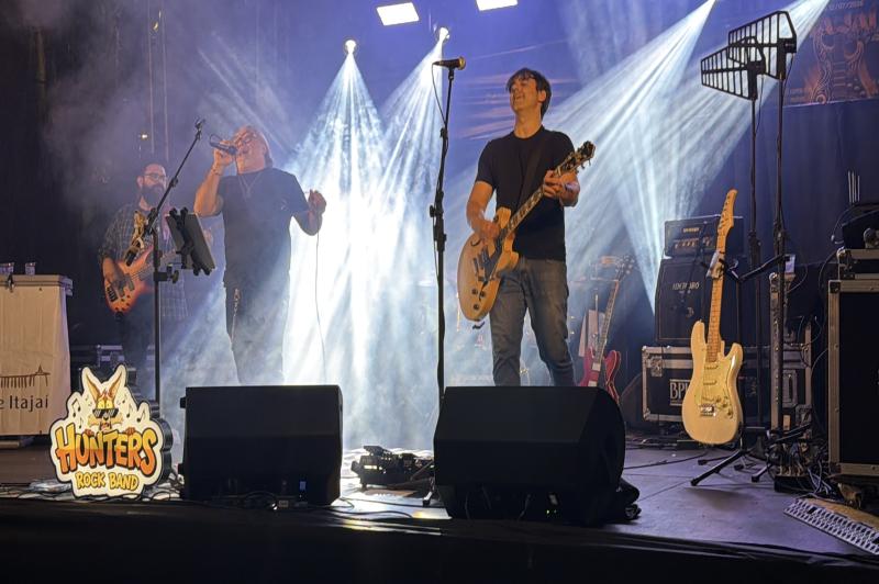 Primeira noite do Itajaí Rock Conceert reúne público mesmo com frio e chuva