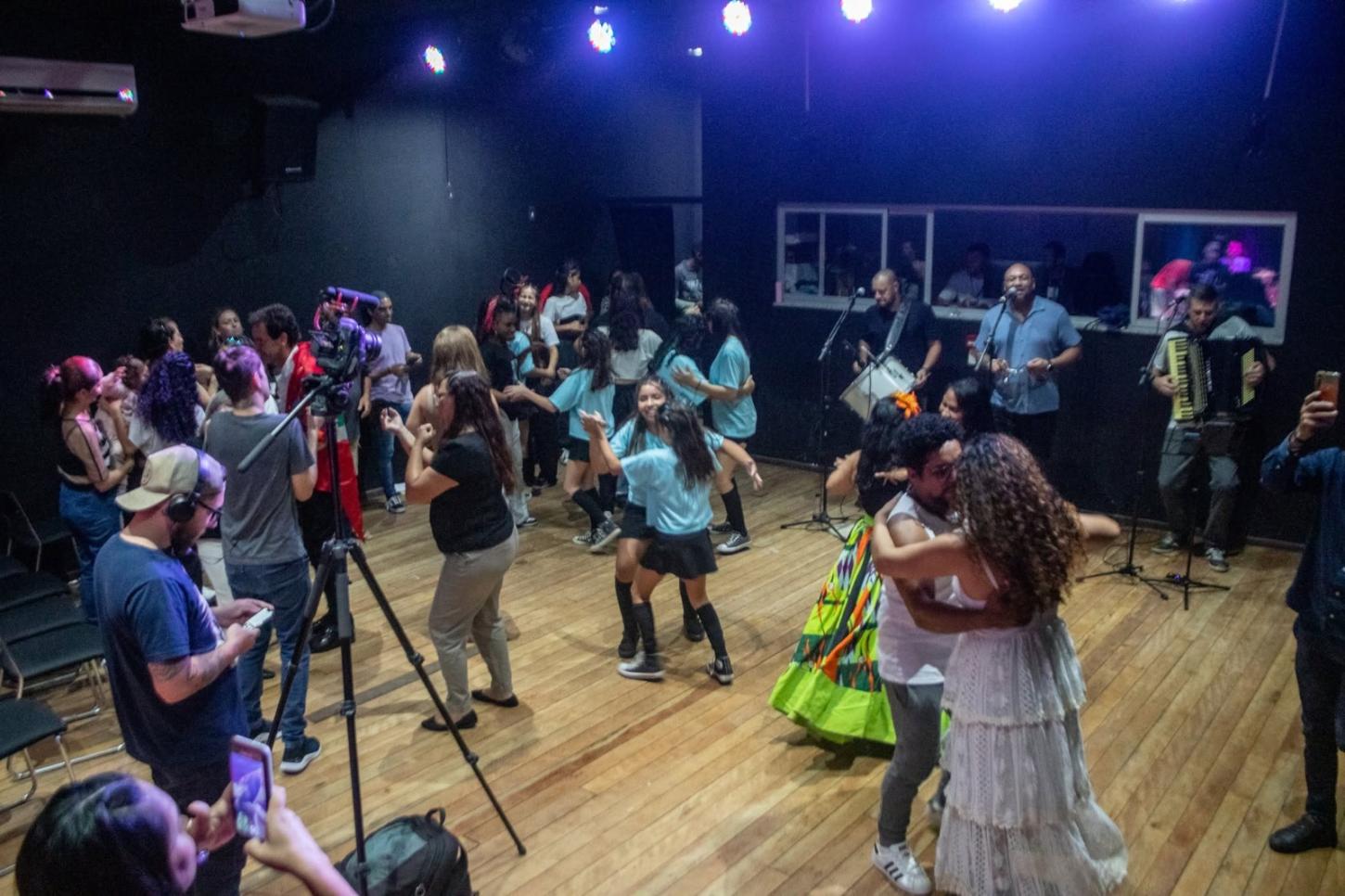 Projeto Cabaré do Porto abre inscrições para artistas amadores e profissionais de Navegantes e região