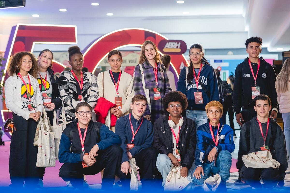 Projeto leva jovens da periferia ao maior congresso de gestão de pessoas do Sul do Brasil  