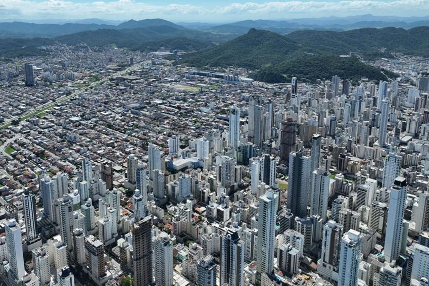 Proposta que altera regras do IPTU para imóveis novos em Balneário Camboriú é encaminhada à Câmara