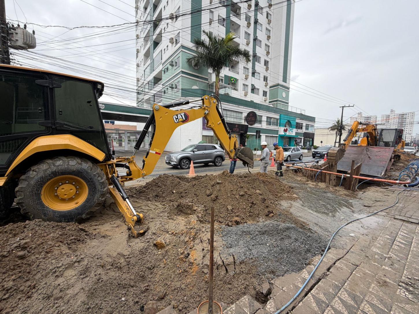 Semasa amplia obras da rede de esgoto na rua Heitor Liberato e implanta planejamento de interdições  