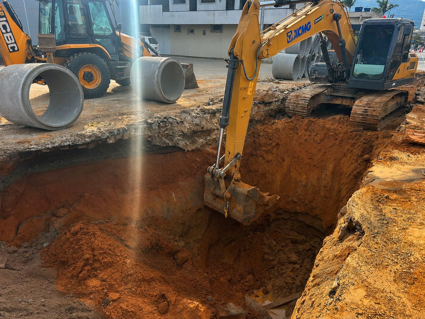 Servidores da Prefeitura de Camboriú ficam soterrados durante acidente em obra de drenagem
