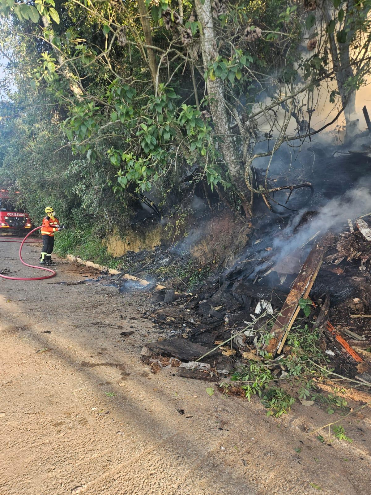 Vegetação nativa pega fogo em Camboriú