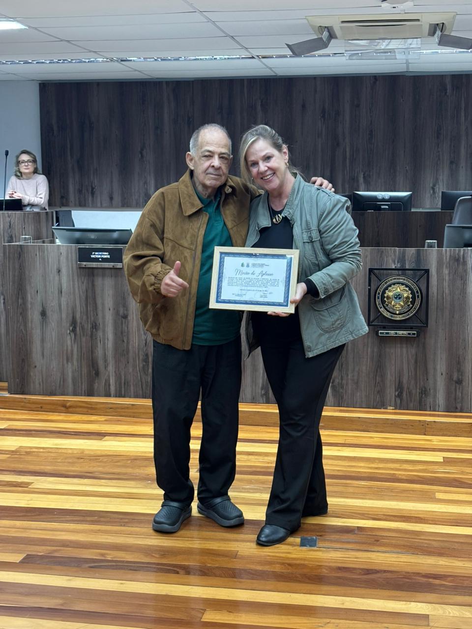 Vereadora Ciça Müller homenageia Carlos Alberto Spinelli pelos 45 anos de dedicação ao rádio em sessão da Câmara