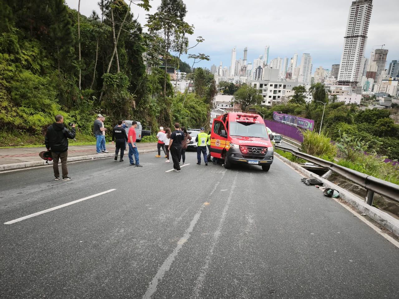 Acidente de trânsito é registrado na Avenida Panorâmica, em Balneário Camboriú - Confira as alterações do trânsito para amanhã sexta-feira