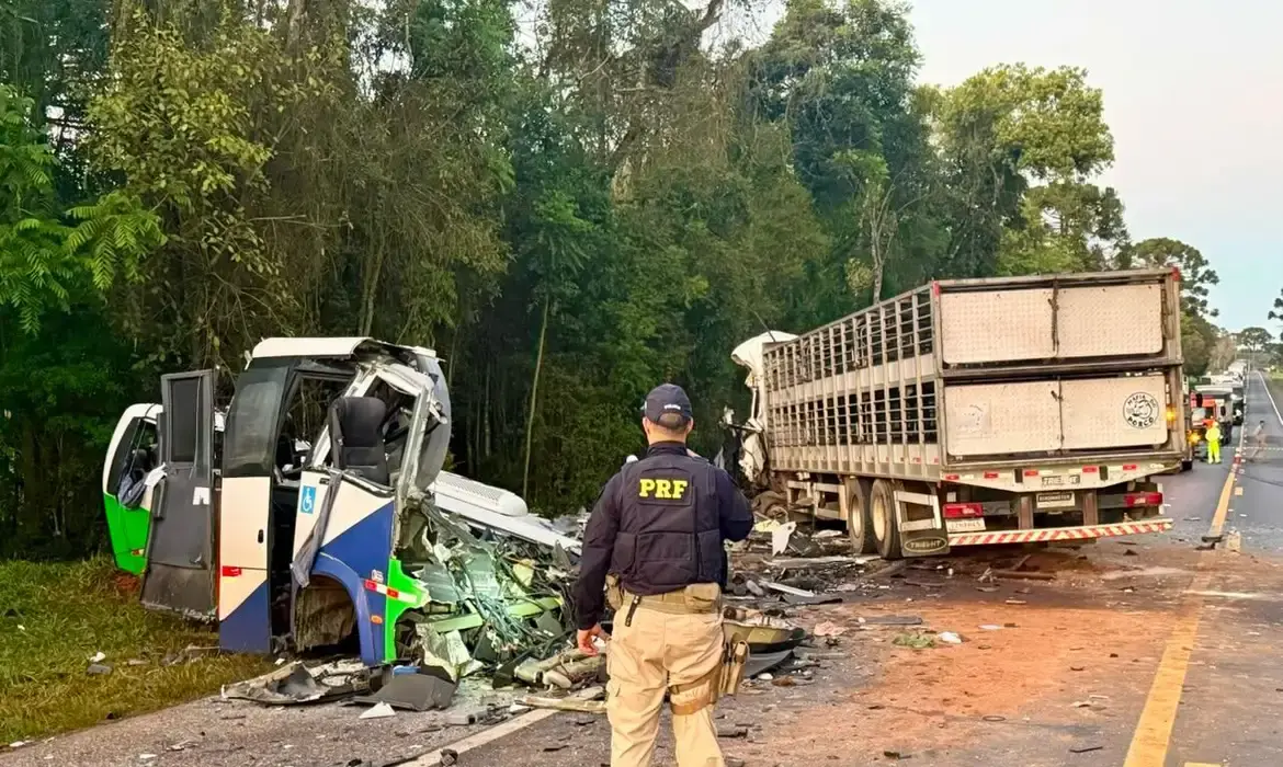 Acidente entre ônibus e caminhão mata 23 pessoas em estrada no Paraná
