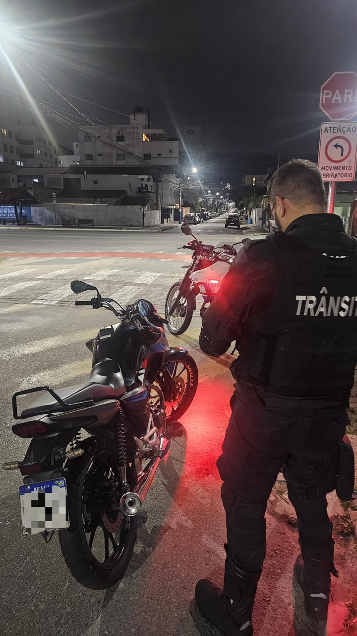 Agentes de Trânsito abordam veículo com pessoas na carroceria durante fiscalização em Balneário Camboriú - Confira as alterações de trânsito nesta quinta-feira