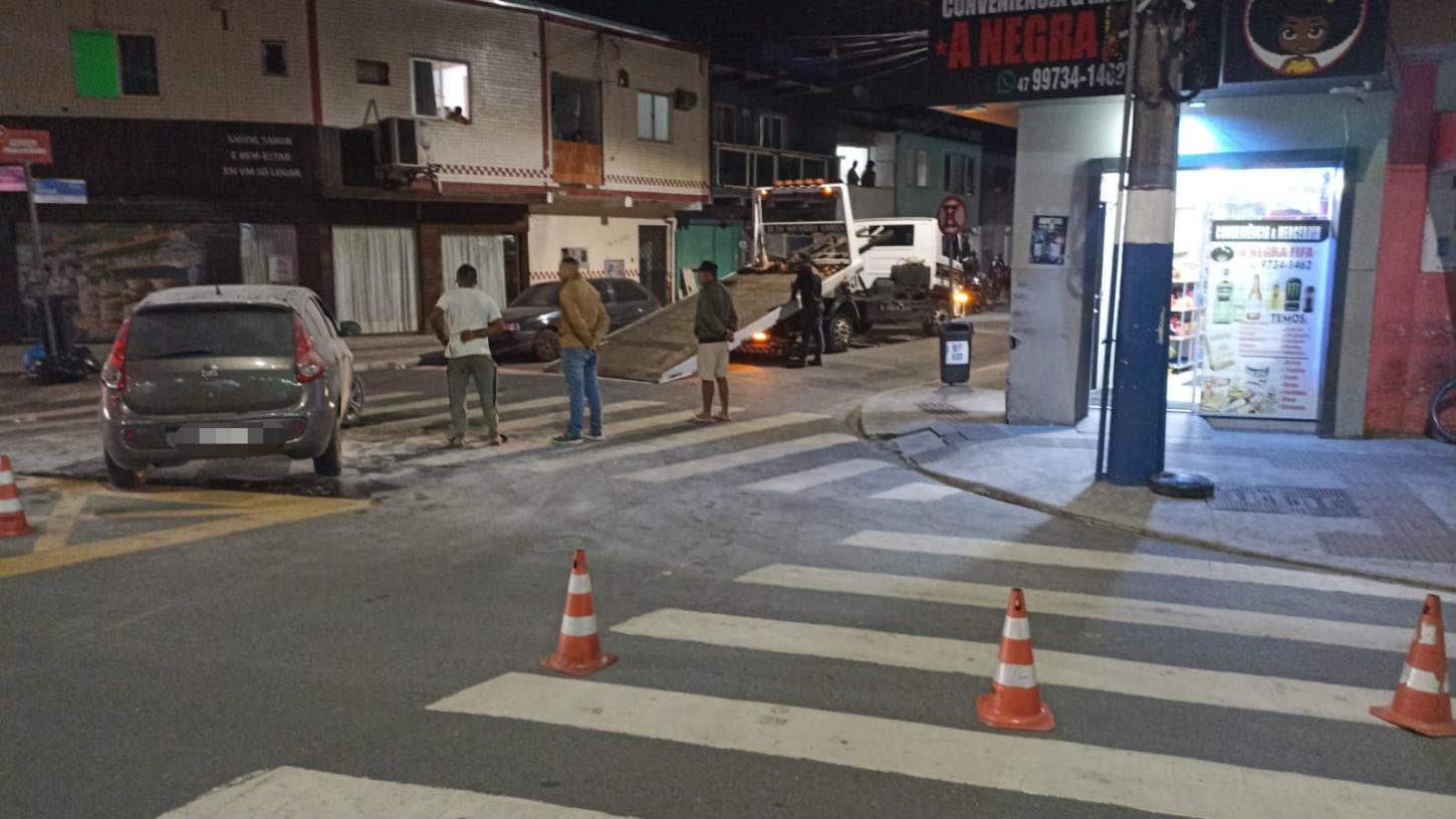 Agentes de Trânsito atendem acidente na Quarta Avenida; abordam motociclista de 16 anos e removem veículo na Barra Sul; prestam apoio durante incêndio em veículo em Balneário Camboriú