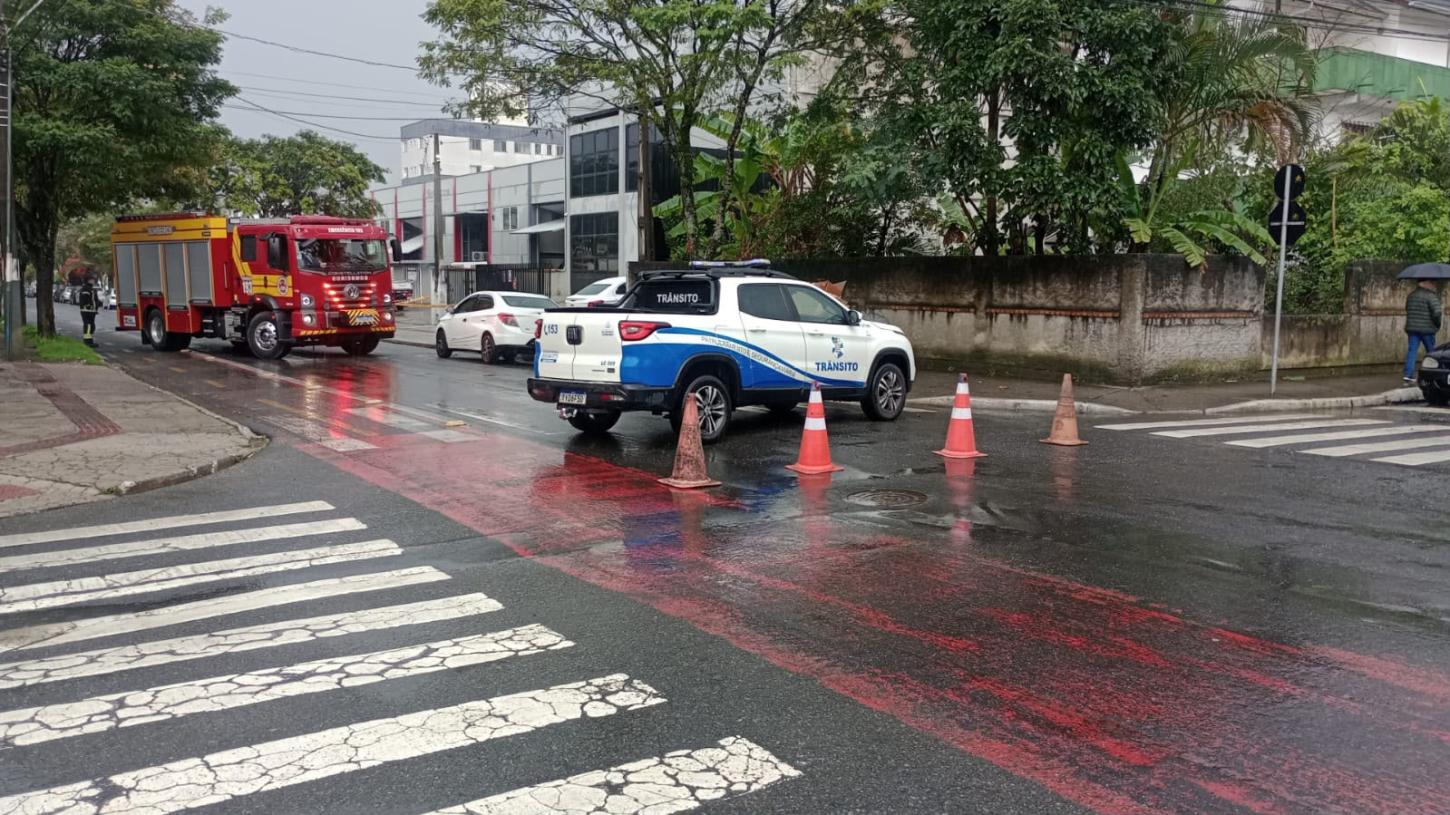 Agentes de Trânsito atuam no bloqueio de via após fios pegarem fogo em Balneário Camboriú