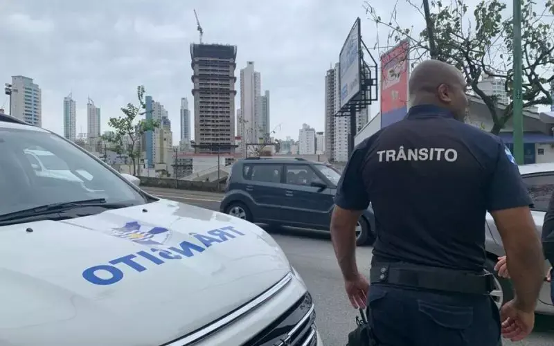 Agentes de trânsito flagram 35 veículos estacionados irregularmente em Balneário Camboriú