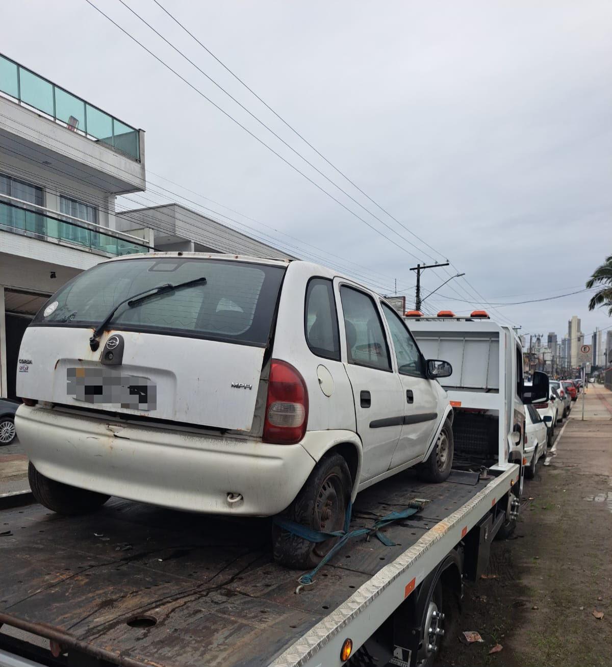 Agentes de trânsito removem dois veículos em situação de abandono em vias públicas de Balneário Camboriú e atendem acidente na Terceira Avenida 