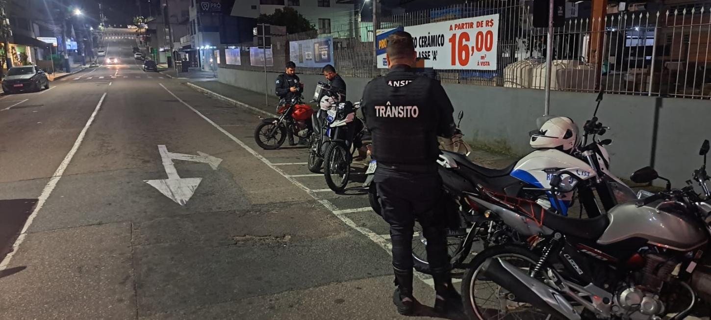 Agentes de trânsito removem duas motocicletas e uma motoneta durante fiscalização em Balneário Camboriú