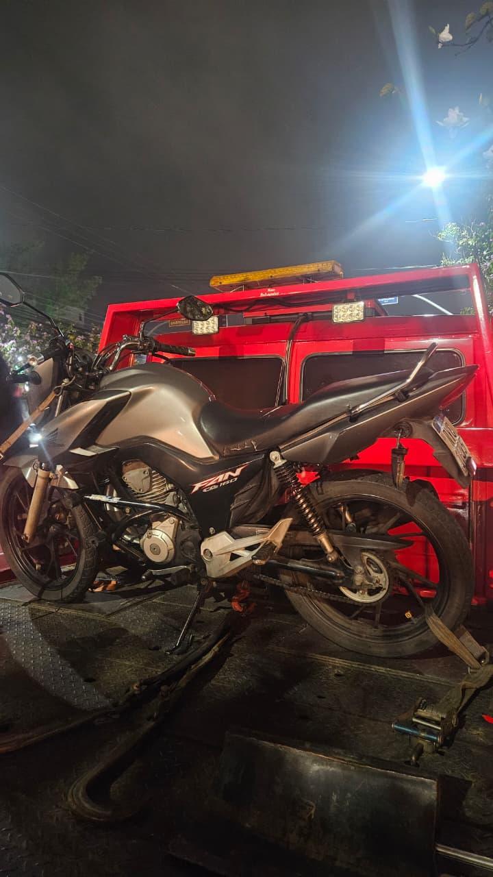 Agentes de Trânsito removem motocicleta após malabarismos de condutor sem CNH 