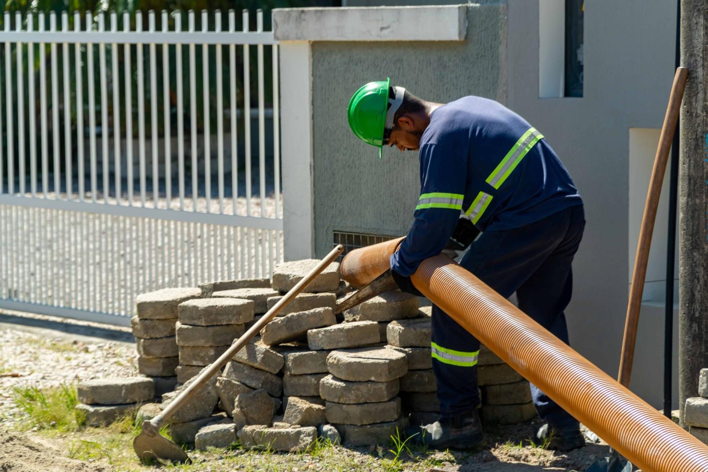 Águas de Bombinhas abre vagas para auxiliar de eletromecânica e agente de saneamento