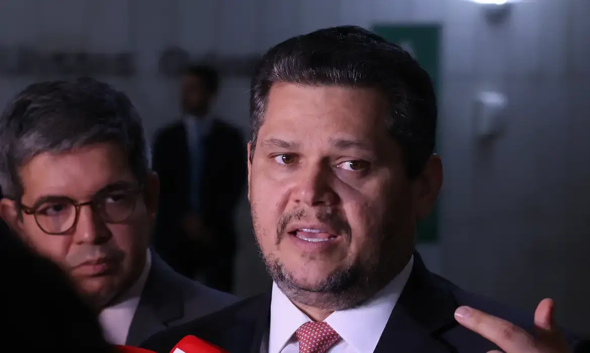 Alcolumbre envia PEC do fim da escala 6x1 para CCJ do Senado