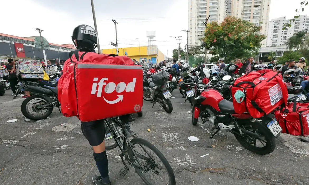Anvisa libera venda de medicamentos por plataformas como iFood e Rapp