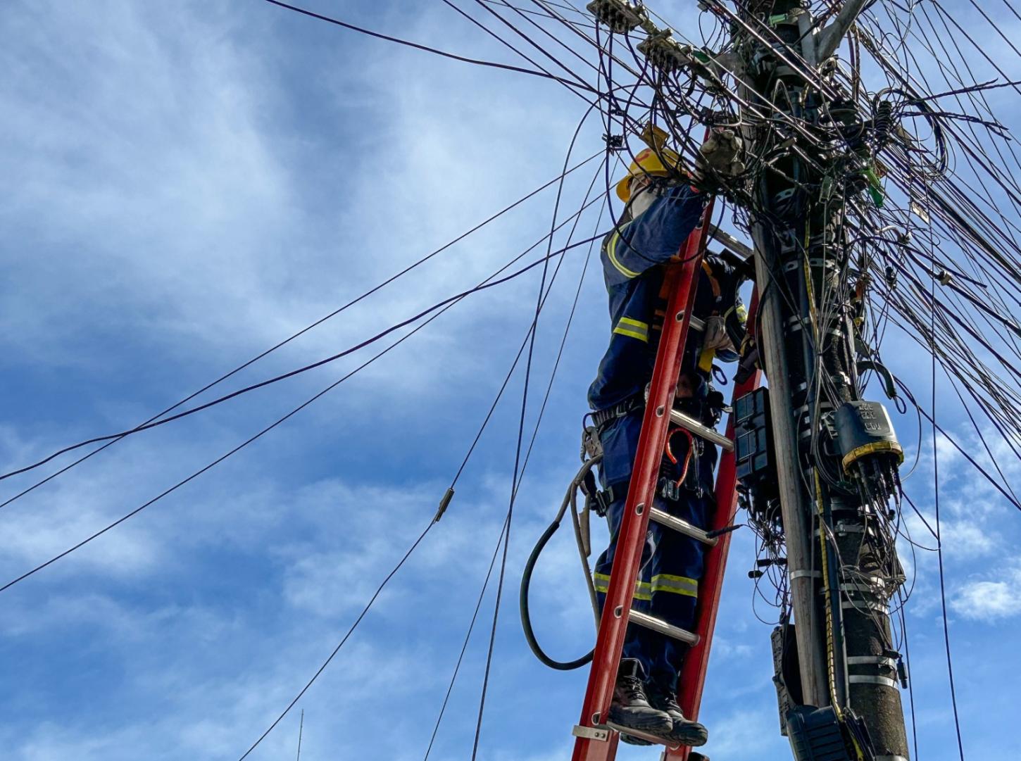 Bairro dos Estados recebe força-tarefa de retirada de fios soltos e obsoletos