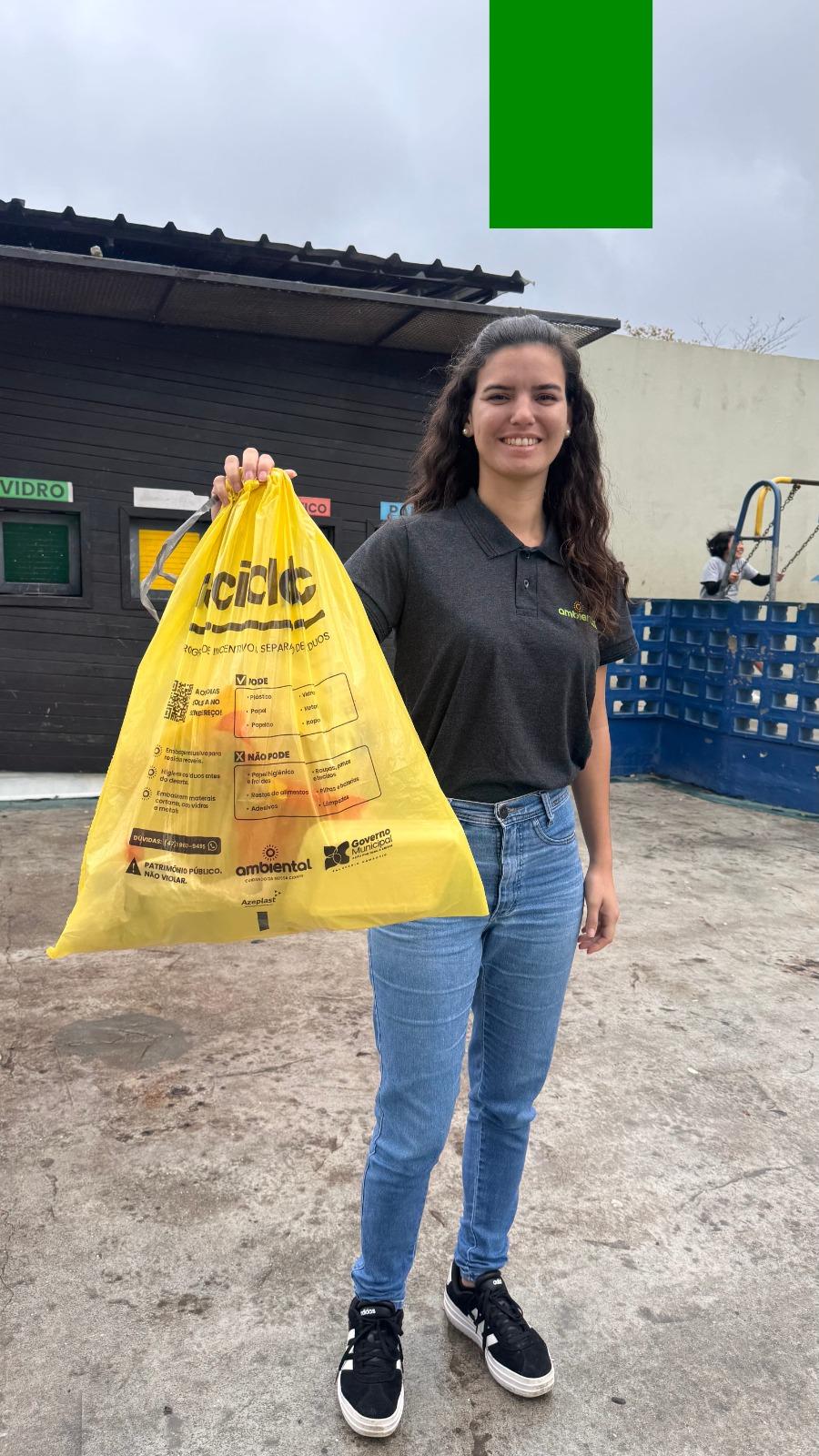 Balneário Camboriú amplia teste com sacos amarelos para coleta seletiva