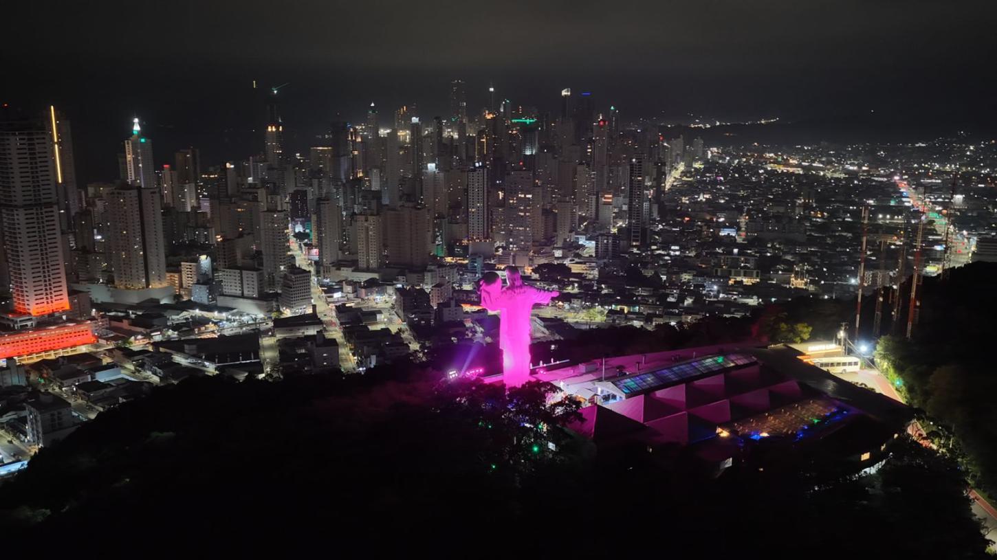 Balneário Camboriú tem noite iluminada com cor da campanha de conscientização da violência contra a mulher