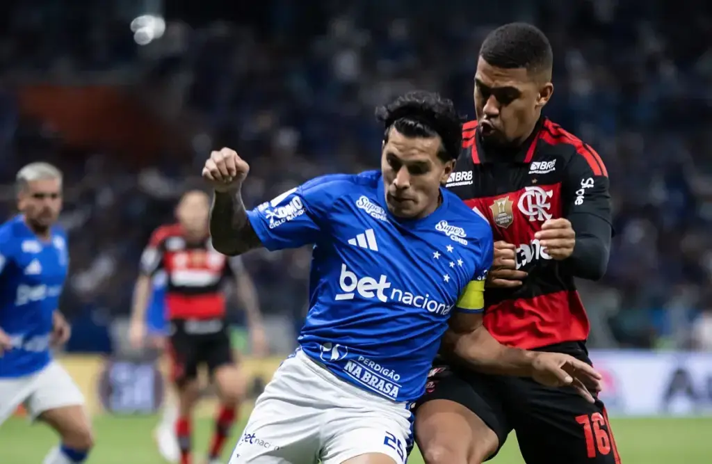 Brasileirão: Flamengo leva virada do Cruzeiro e Fluminense segue no G-4 - Confira os resultados de sábado