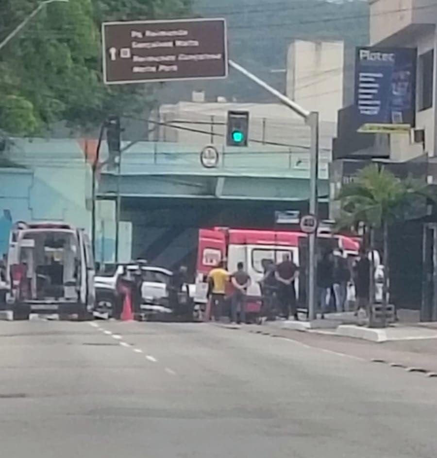 Carona de moto por aplicativo morre em acidente na entrada do Túnel, em Balneário Camboriú