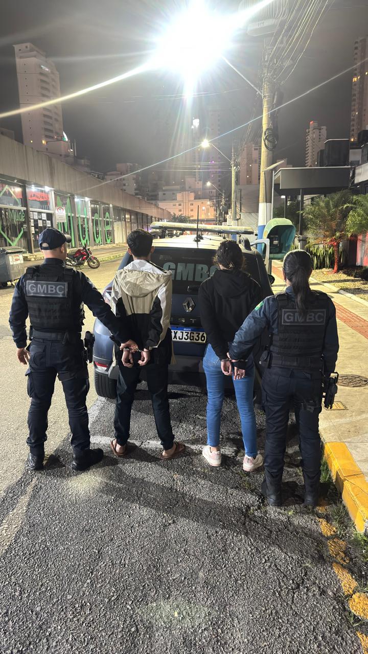 Casal que traficava na faixa de areia da praia é preso pela Guarda Municipal de Balneário Camboriú 