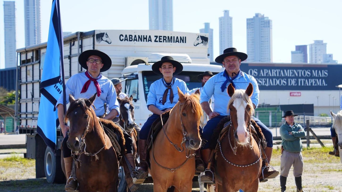 Chama Crioula chega a Balneário Camboriú e marca início das festas farroupilhas
