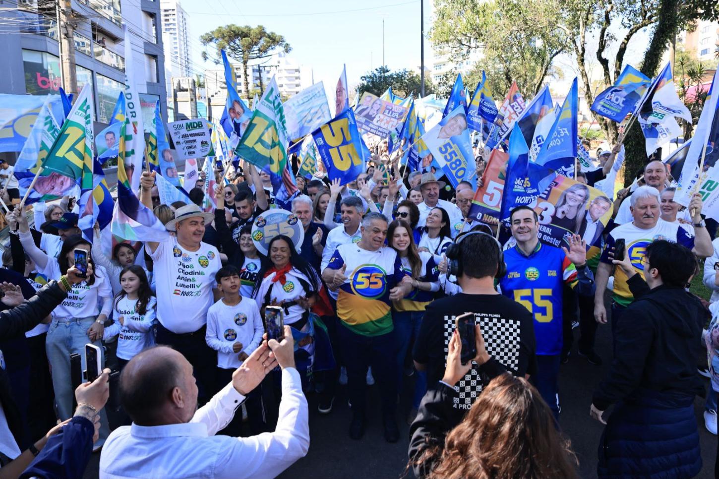 Com caminhada em Chapecó, João Rodrigues reúne milhares de pessoas no lançamento de sua candidatura