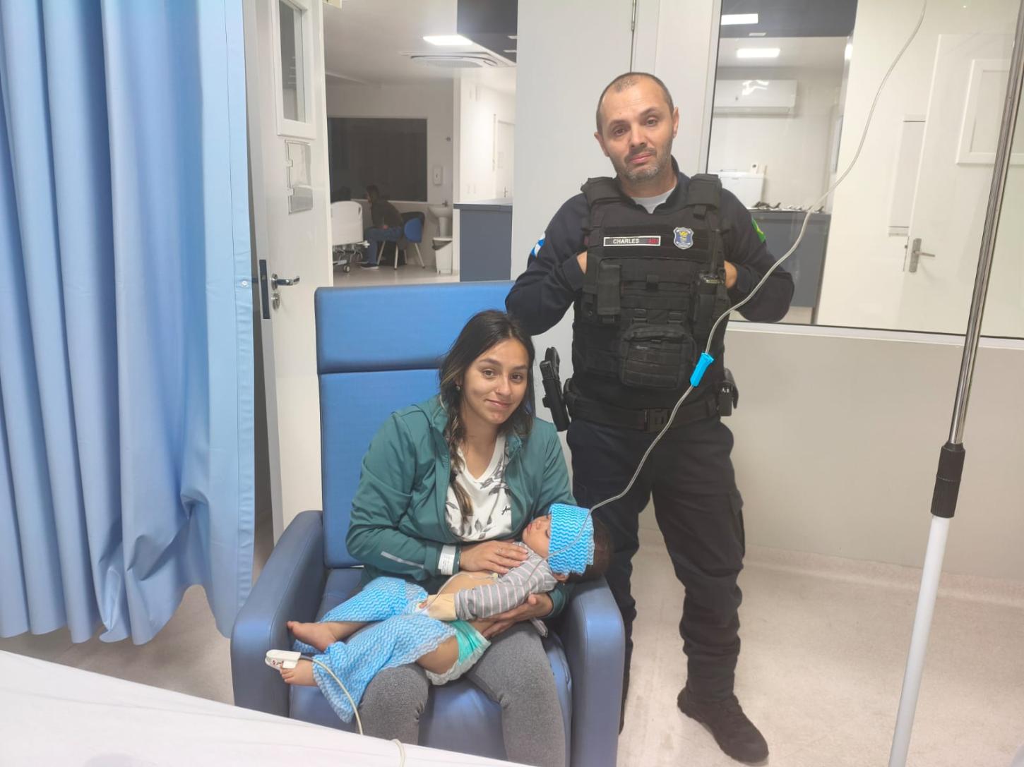 Criança engasgada com leite materno é salva por guardas municipais de Balneário Camboriú 